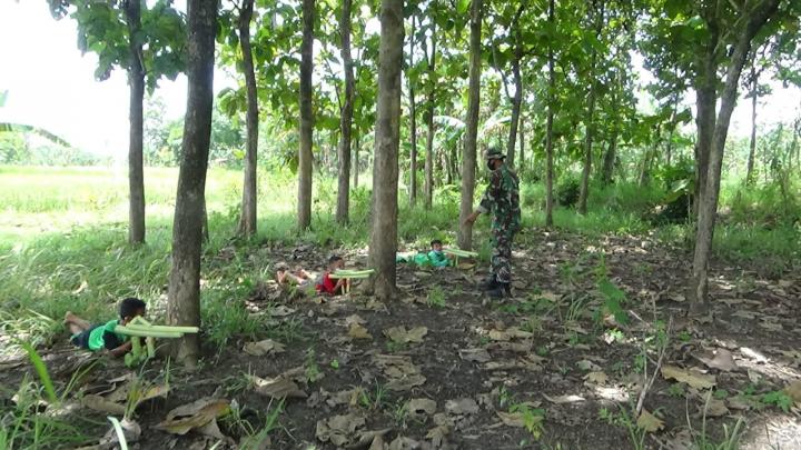 Main Perang-Perangan, Satgas TMMD Bojonegoro Edukasi Anak Ngrancang